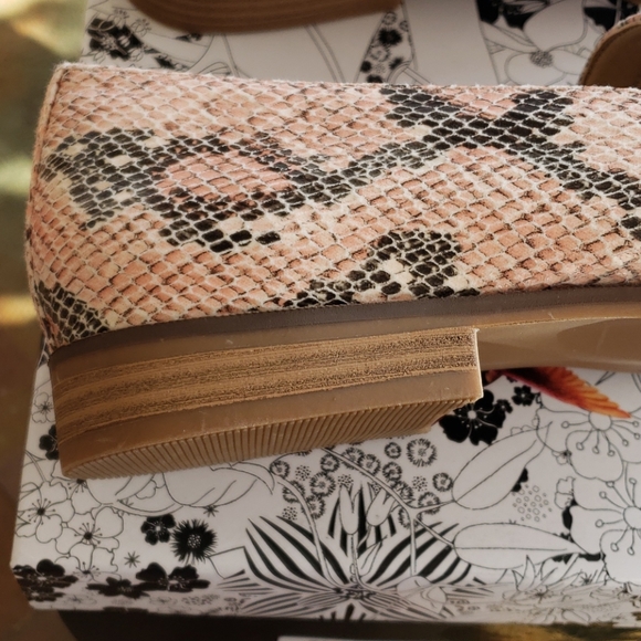 WOMENS FRANCIE LOAFER By CL LAUNDRY SNAKE BLUSH SHOES SIZE 10 - Picture 10 of 13